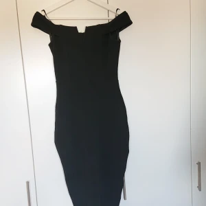  - Svart, tajt bardotklänning ifrån nelly. Aldrig använd. Knälång. Finns att hämta i Göteborg eller skickad emot frakt. 