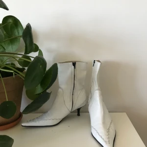  - Vita spetsiga läderskor med taxklack