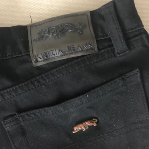  - De absolut snyggaste svarta jeansen jag sett i hög midja + bootcut. Köpta av en annan användare här på plick men de är för små för mig 😭 mkt stretch dock! Möts upp i Stockholm eller fraktas 🌹