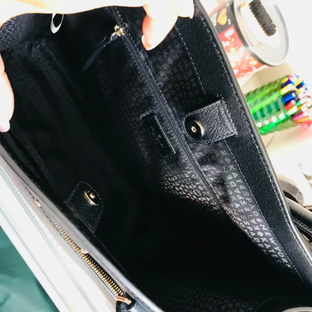 Kate Spade shovel  Hej! Jag säljer den Kate Spade svart läder väska. Underbar skick, inga repor, som ny. Köpt i USA för drygt 2 år sedan men kommit till användning endast 2 gånger.  Kvitto finns😊😊 . Väskor.