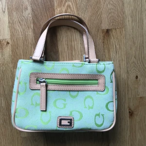  - Fin liten väska som aldrig är använd. Bra material och fin mintgrön färg.