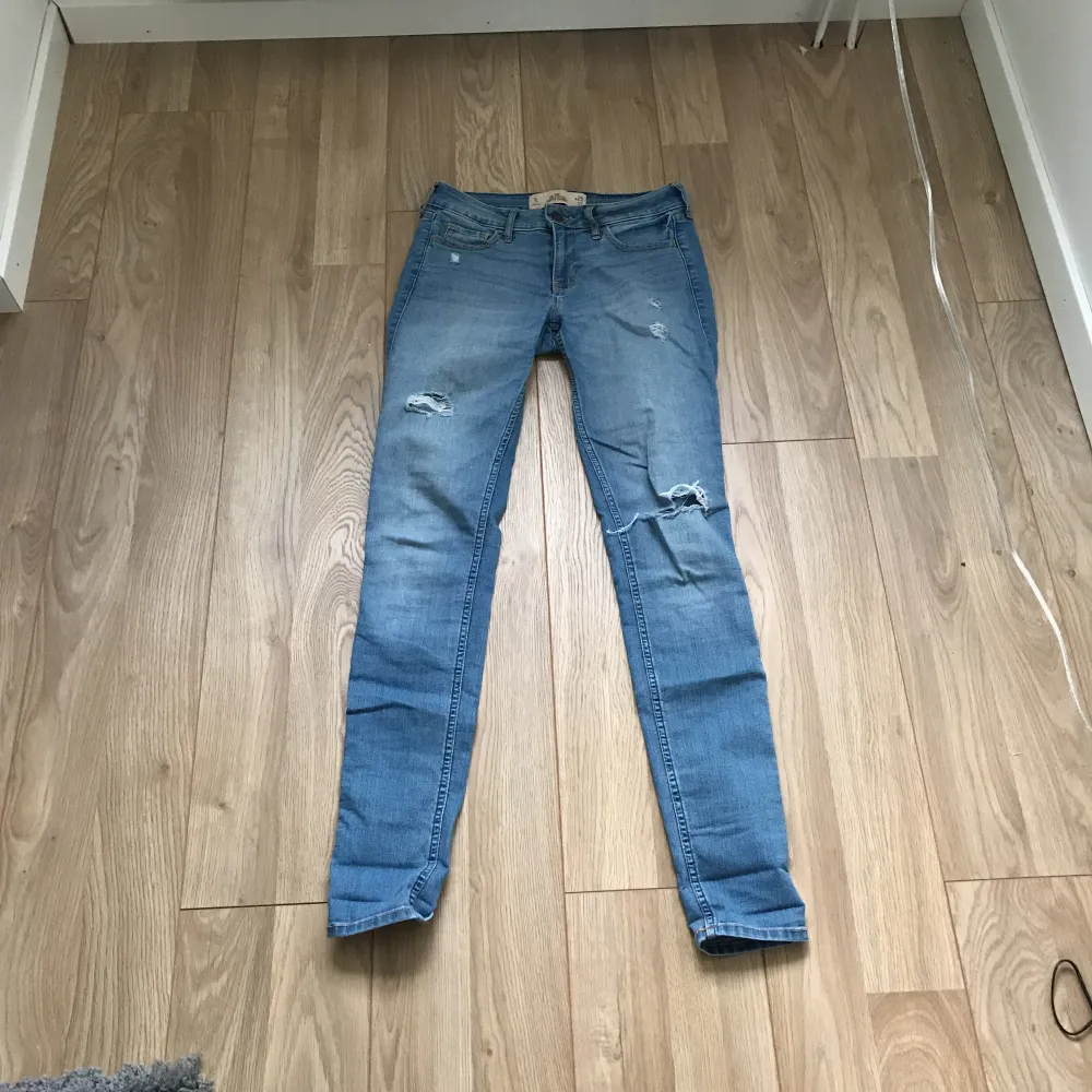 Ett par fina jeans med snygga slitningar ifrån Hollister. Fint skick och frakt tillkommer. . Jeans & Byxor.