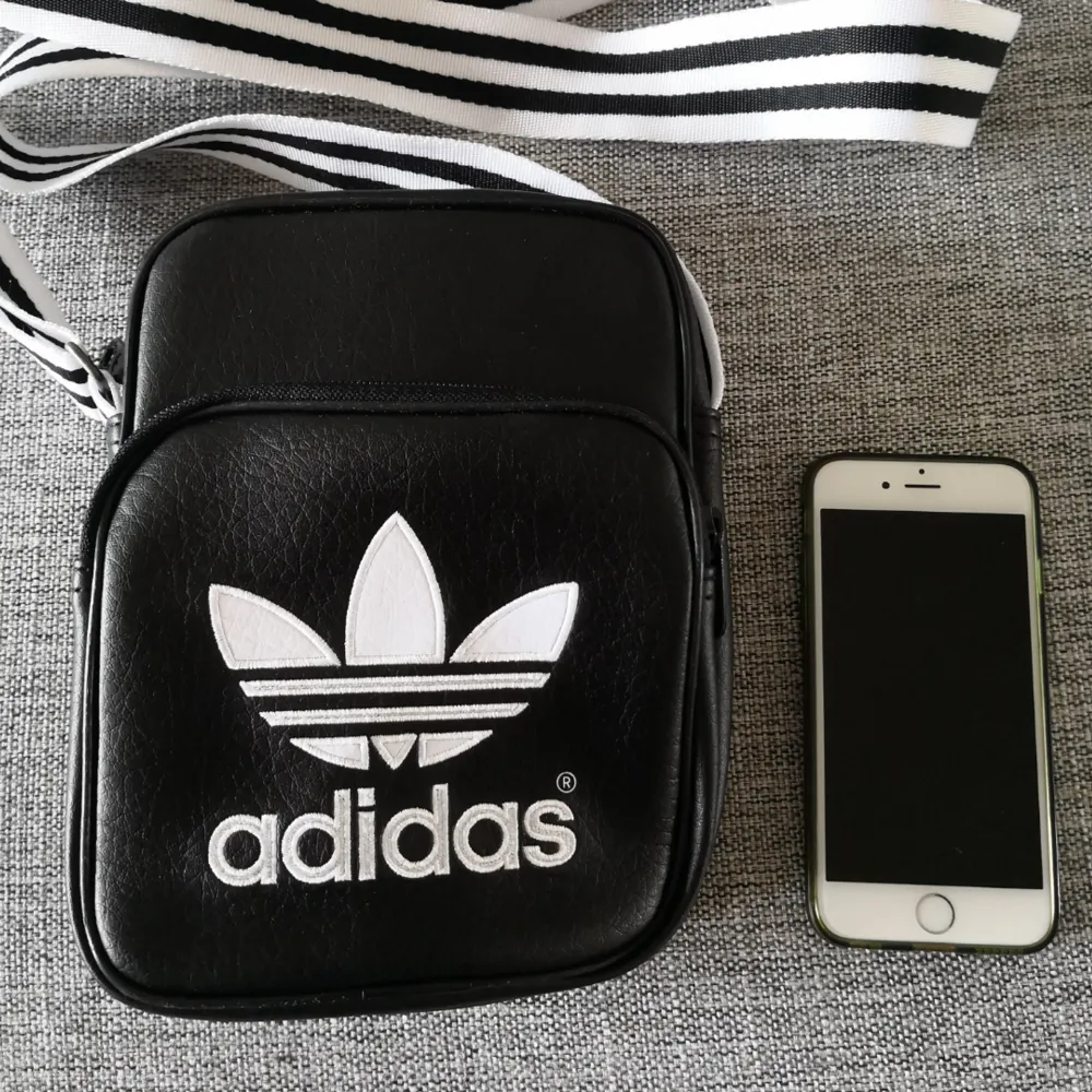 Söt liten väska från Adidas, imitationsläder, inga fläckar eller skador, som ny, enbart använd en gång inomhus😘😘😘 eventuell frakt betalas av köparen ✌🏼😍❤️. Väskor.