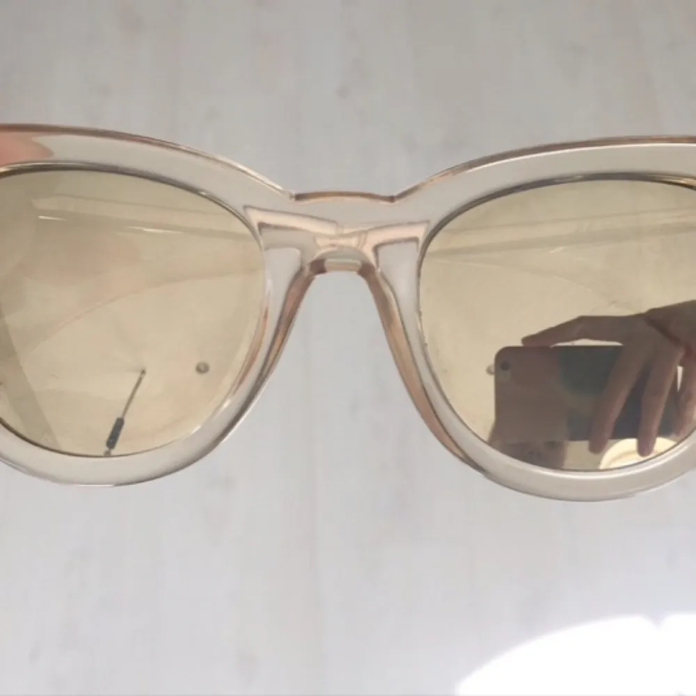 Snygga solglasögon från Le specs. Spegelglas och transparent ram. Fint skick. Kostade ca 800-900kr nya. Accessoarer.