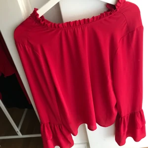  - Röd blus från Gina Tricot. Aldrig använd. 