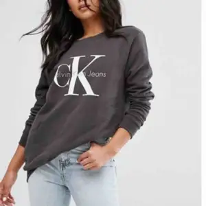 Oanvänd med tagg kvar  CALVIN KLEIN JEANS ICON LOGO SWEATSHIRT WOMENS SWEATSHIRTS. - Storlek: M - färg: mörkgrå. - nypris: 999. Mitt pris: 450 kr. - köparen står för frakten 