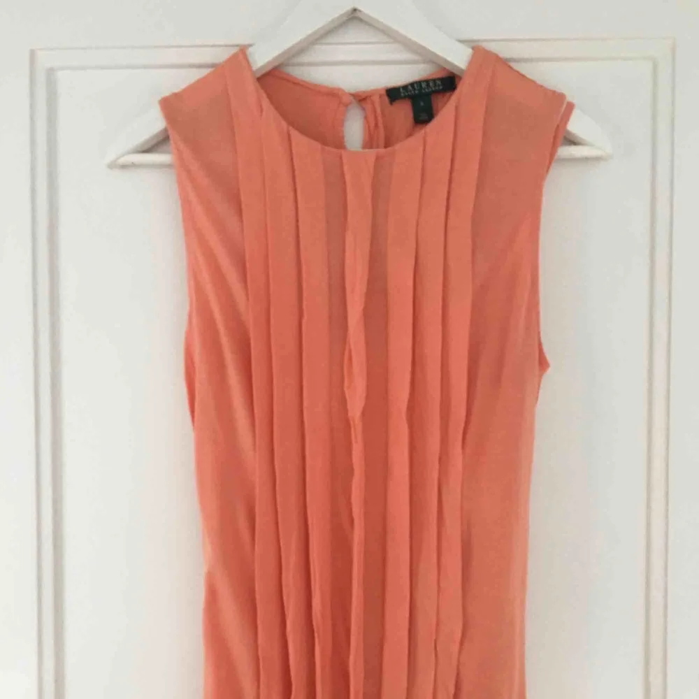 Fin korallfärgad Ralph Lauren klänning i storlek S med knytband runt midjan (går att ta av) . Klänningar.