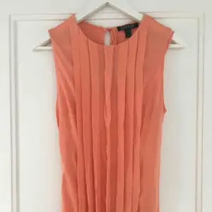 Fin korallfärgad Ralph Lauren klänning i storlek S med knytband runt midjan (går att ta av) 