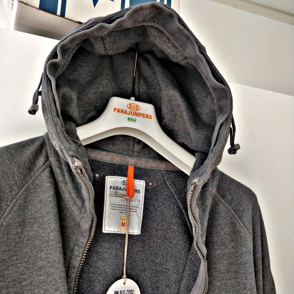 PJS-hoodie i väldigt bra skick. Har haft denna ett tag nu och har märkt att jag inte bär hoodie allt för ofta, där av det goda skicket på plagget. Den sitter som en stor medium eller en liten large. Jag är en medium har inga problem att ha den men funkar för de som har large för de flesta också. Kan mötas och kan frakta📩 Kan även tänka mig byta mot skjortor i storlek M. . Tröjor & Koftor.