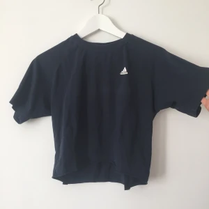  - Marinblå avklippt magtröja 