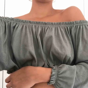  - Sjukt fin off-shoulder top, säljer denna pga dubbelköp