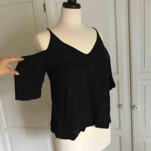  - • Superfin off-shouldertopp från HM •  - Säljer pga att den är för liten - Såå fin, endast testad så är i mycket bra skick  60 kr + frakt