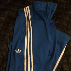  - Adidas byxor från footlocker i Sthlm, knappt använda. Stl L men liten i Stl så en med M skulle lätt kunna ha dom.  Nypris 699kr