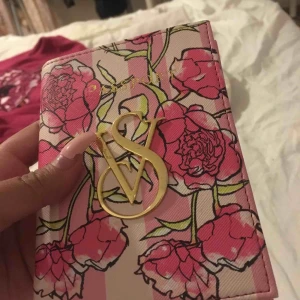  - Passport fodral från Victoria Secret, fått det av en vän men kommer inte till användning så mycket. 