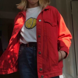  - Oversized röd jeansjacka från Monki,  Jag köpte den här från Plick, men tyvärr den är för stor för mig, därför säljer jag vidare på samma inköp pris 200kr. OBS lånade bilder! 