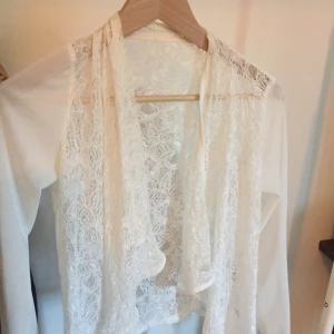 - Super fin kofta. I vitt med spets på ryggen. Tunn och bekväm. Inga fläckar eller hål. Perfekt skick. 