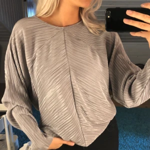  - Snygg tröja i grå/silver, använd en gång. Frakt ingår i priset.