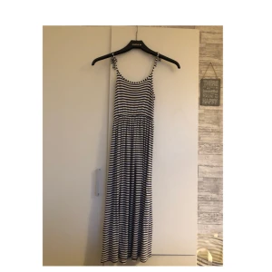  - En fin långklänning från hm i storlek 134/140. Som e använd några gånger. En väldigt skön och fin klänning i bra kvalité.  