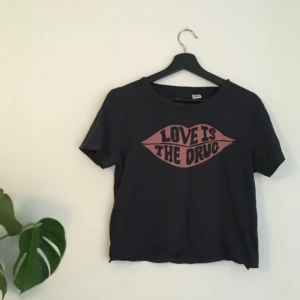  - Säljer den här coola Levis-tishan pga att den tyvärr inte kommit t användning. Har klippt av den nertill, se bilder :-)) Superskick!! 🌟Möts upp i sthlm eller skickar mot frakt! Kolla gärna in mina andra annonser 💘🔥