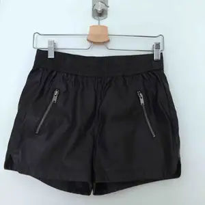 Supersnygga shorts i läderimitation💕 frakt 25kr
