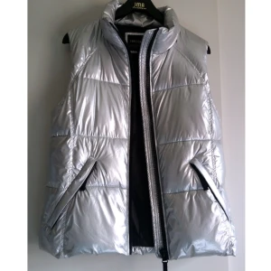  - Snygg vadderad väst i sportig design. Från Forever21. Fint skick, knappt använd. Frakt: 72 kr