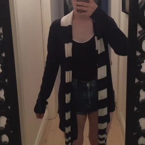  - Säljer en jätte fin kofta storlek L jag har S liten M och sitter sådär på mig 40kr