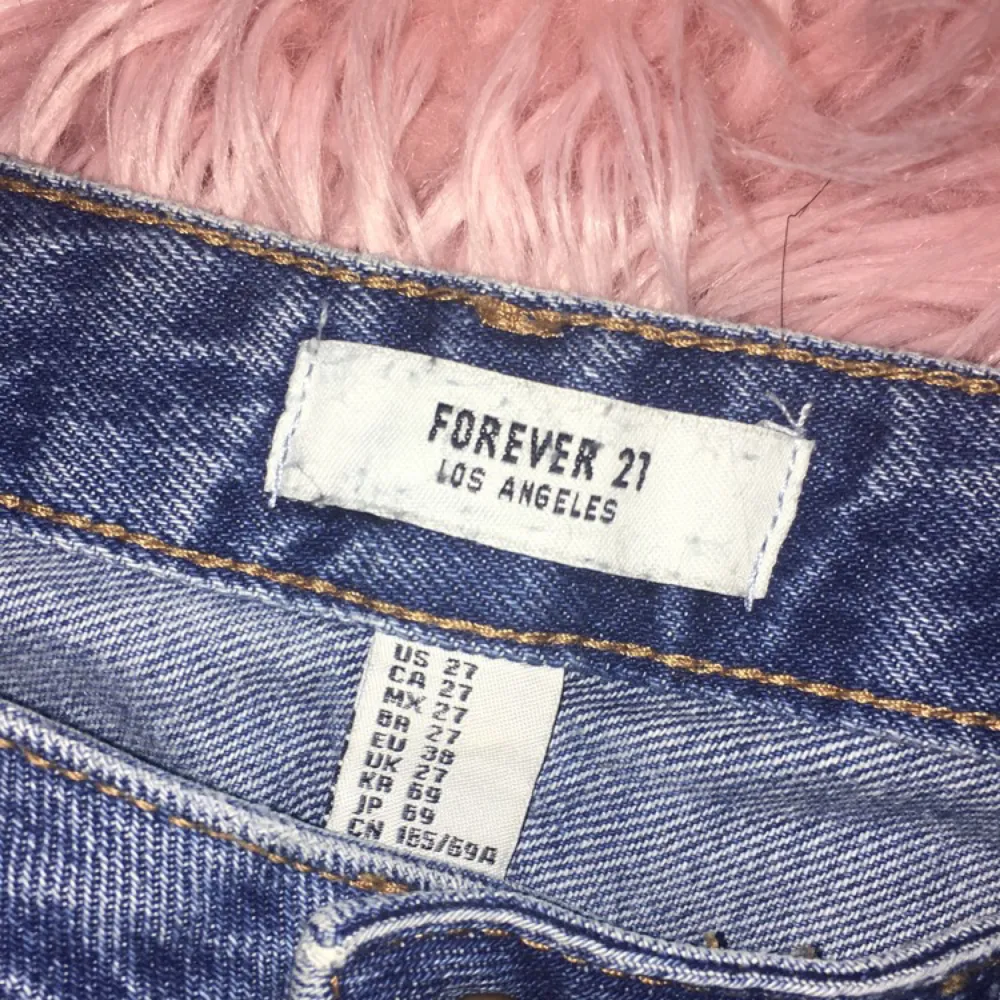 Boyfriend jeans med mycket hål i från forever 21!!! 150kr och frakt ingår!❤️❤️. Jeans & Byxor.