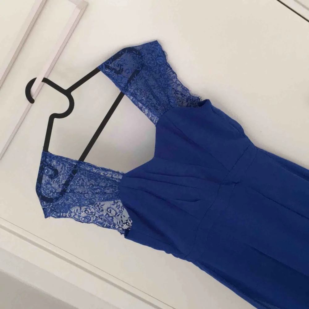 Blå lång klänning använd några ggr , frakt ingår 🌸 för mer bilder skicka pm . Klänningar.