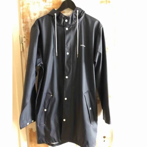  - UNISEX Tretorn regnjacka. Mörkblå. Använd två gånger. 