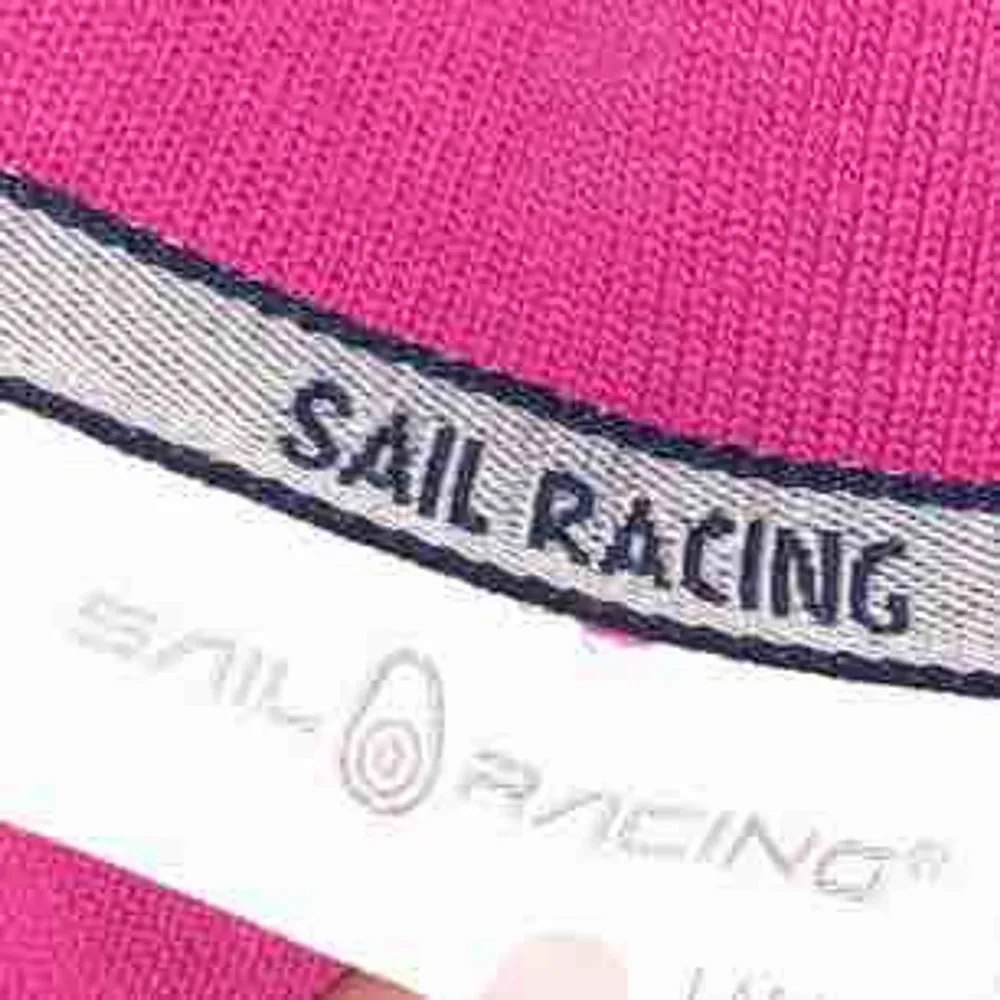 En rosa Sail Racing ”pikétröja” i storlek L men sitter mer som en S, aldrig använd, köparen står för frakt!💫 Betalning sker via swish!. T-shirts.