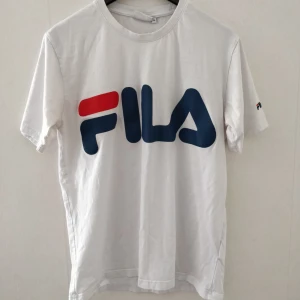  - Finns två små defekter (se bild ) inget som stör funktionen.