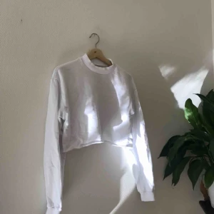  - Vit croppad tröja från na-kd 