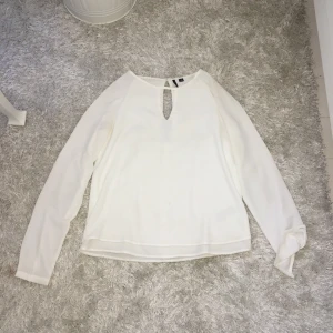  - Plagg: Blus från Only  Anledning: använder inte Använda: en termin  Nypris: 350 Pris nu: 50 Övrigt: Bra skick! 