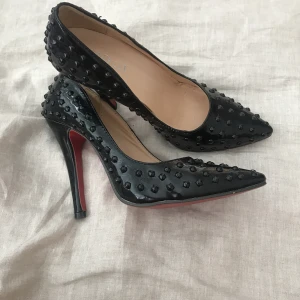  - Snygga klackar som använda några några och har därför lite slitage på undersidan, annars bra skick. Frakt är inkluderat i priset.