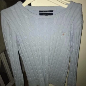  - Fint skick. Kabelstickad äkta ganttröja. 