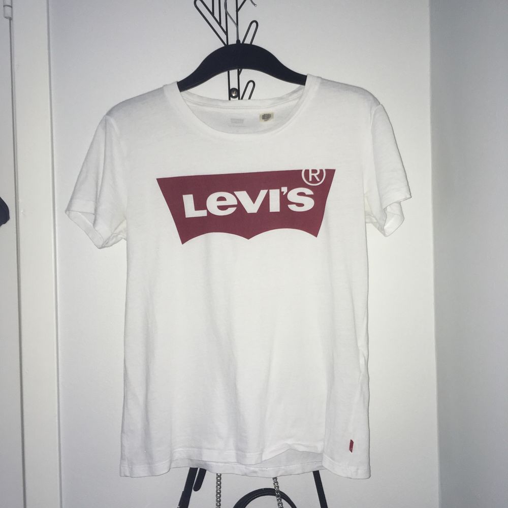 Sällan använd Levis tröja. Köparen står för frakten❤️❤️. Skjortor.