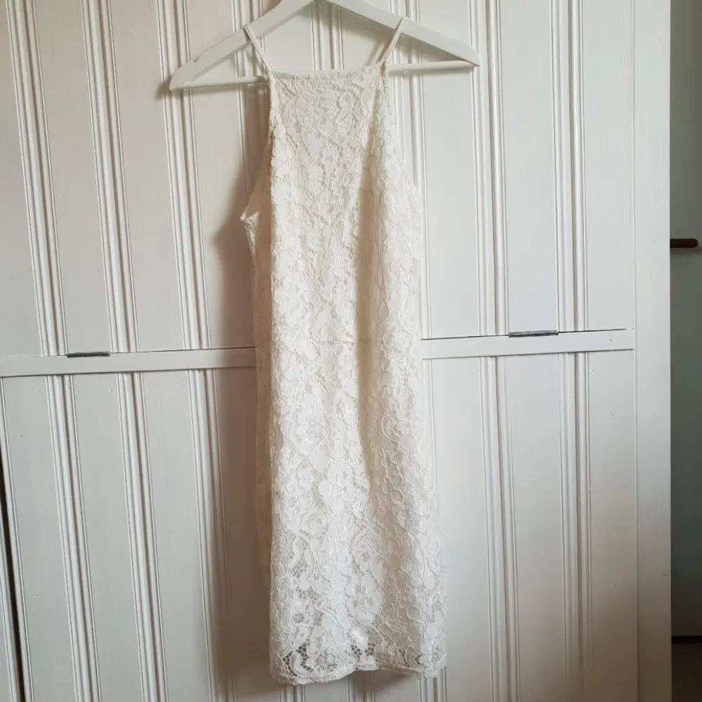 Superfin vit klänning som inte gör sig rättvis på bild. Mycket finare i verkligheten! Köptes till studenten men denna var för liten till mig så denna är helt oanvänd! Köptes ny för ca 250-300kr. 150kr+frakt. Klänningar.