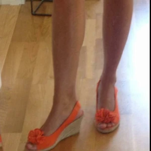  - Använda ett fåtal gånger. Mycket bekväma espadrillos. Hade gärna behållt om jag kunde gå i klackar... 😂 