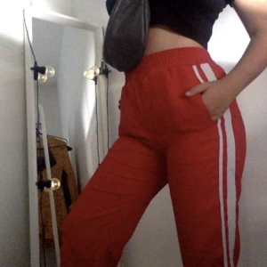  - Skit snygga brallor från Syster S i storlek small. Säljer då dem knappt används! Sparsamt använda så i superskick. Nypris:800kr.   frakt inkluderad i priset