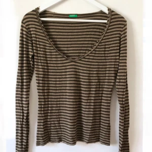  - Randig brun tröja från United Colors of Benetton. Mjuk och skön, med fina detaljer!  Storlek 34-40 beroende på önskad passform.  Kan mötas i Stockholm eller skicka mot fraktkostnad! ✨🌸✨