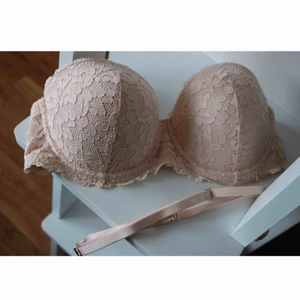  - Jätte fin BH i storlek 75C, knappt använd. köpt på Lindex. Frakt tillkommer. Banden är avtagbara precis som på bilden. 