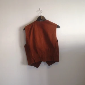 Mocka väst från pub, köpt vintage. I bra skick och super fin! Passar storlek S/M  - Mocka väst från pub, köpt vintage. I bra skick och super fin! Passar storlek S/M 