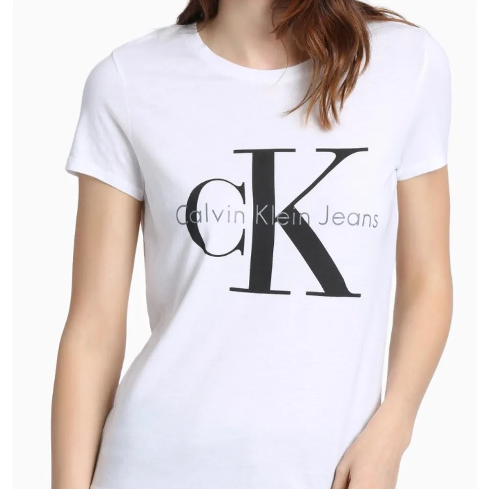 Säljer min Calvin Klein t-shirt Bra skick Köpt i London för ca 499 Kan frakta och även mötas upp i Uppsala. T-shirts.