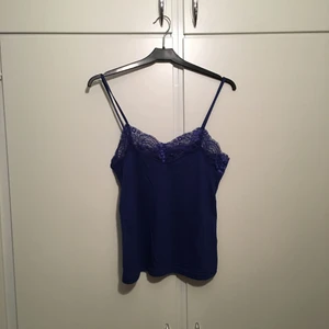  - Blått linne med spetskant från Bikbok! Ej reglerbara band. Normal i strl! Ett av mina många onödiga köp pga gammal personalrabatt. Avhämtning eller 18kr frakt.