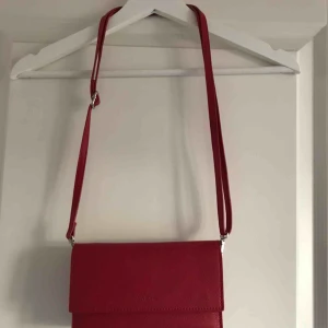  - Snygg röd väska från don donna, i väldigt fint skick 