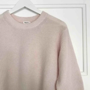 - Ljusrosa stickad tröja från Filippa K. Använd fåtal ggr Ordinarie pris 1600 kr  35% polyamid  33% alpacka  33% ull