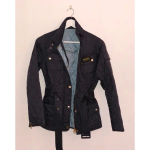  - Mörkblå jacka av märket Barbour. Använd enstaka gånger och är i mycket fint skick. Nypris - 1.999🌸 Köparen står för eventuell frakt. Hör av dig för fler bilder🌸