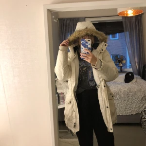  - Vit vinter jacka. Den är väldigt varm men är lite missfärgad på ärmar och fickor därav det billiga priset. Den är tvättad flera gånger. 