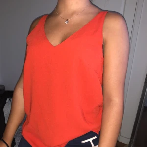  - Passar en XS oxå, ett orangerött linne! Super fint!