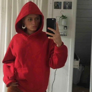  - Såå skön hoodie i en fin röd färg. Passar xs-m beroende på hur man vill att den ska sitta. Köparen står för frakt💘💘